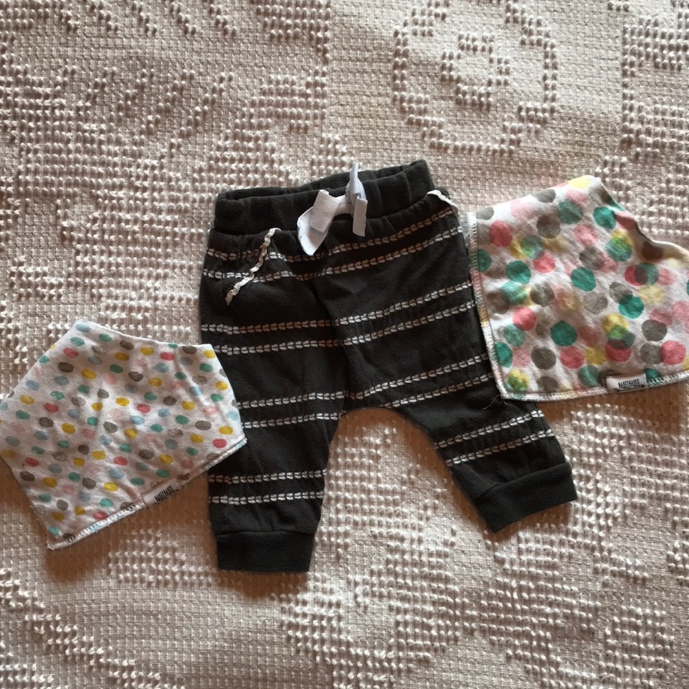 ❤️Cat& Jack joggers 0-3M ❤️ with two bibs